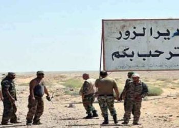 عليها صورة “قاسم سلماني”.. ميليشيا إيرانية توزع مساعدات لعائلات قتلاها في دير الزور (صور)