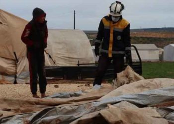 الدفاع المدني يحصي الخيام المتضررة من الرياح في شمال غرب سوريا