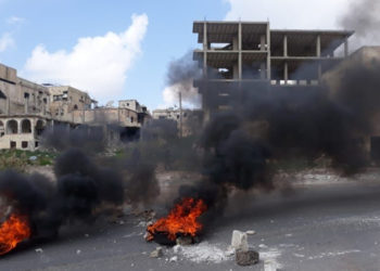 احتجاجاً على اعتقال شاب.. إغلاق الطرقات بالإطارات المشتعلة في درعا