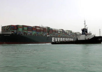 بعد محاولات مستمرة.. نجاح عملية تعويم السفينة الجانحة في قناة السويس