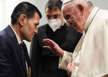 البابا يلتقي والد الطفل السوري “إيلان” في أربيل