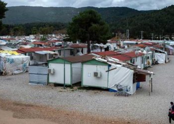 لاجئون سوريون وعراقيون ينامون في العراء باليونان (صور)