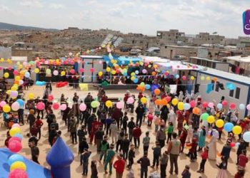 بطاقة استيعابية تقدر بـ 400 طالب وطالبة.. افتتاح مدرسة في أحد مخيمات ريف إدلب