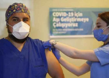 الصحة التركية: بدأنا بتطعيم الأشخاص الذين تزيد أعمارهم عن 55 عاماً ضد كورونا