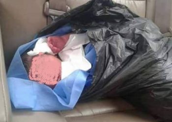 العثور على طفل رضيع أمام أحد الأبنية في مدينة درعا