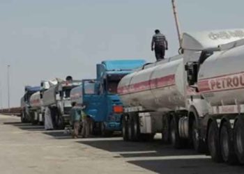 قافلة من صهاريج النفط تصل مناطق سيطرة النظام بريف الرقة