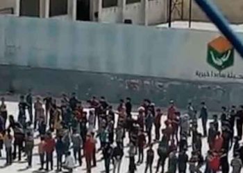 مدرس يضرب مجموعة من الطلاب في مدرسة بمدينة إدلب (فيديو)