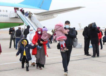 “الإدارة الذاتية” تسلّم أوزباكستان 92 طفلاً وامرأة من مخيمي “الهول والروج”