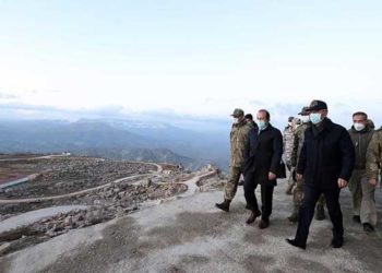 وزير الدفاع التركي وقادة الجيش يتفقدون الوحدات العسكرية قرب الحدود السورية