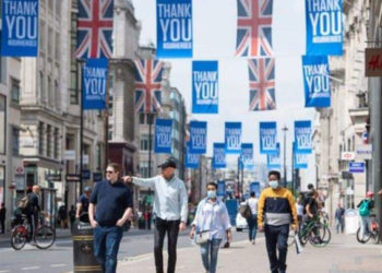 بهدف إجراء التجارب.. أشخاص يتطوعون للإصابة بفيروس “كورونا” في بريطانيا