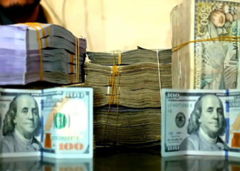 للمرة الأولى منذ أشهر.. انخفاض سعر الدولار دون الـ 3000 في سوريا وثبات بالأسعار
