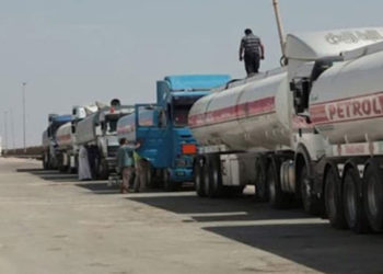 الرقة.. “الفرقة الرابعة” تحتجز قافلة نفط لـ “القاطرجي” وروسيا تتدخل بالطائرات