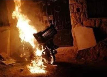 أهالي يحرقون منازل موالين لميليشيا “حزب الله” اللبناني شمالي درعا