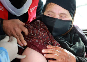 لاجئون سوريون في الأردن يتلقون أول جرعة من لقاح كورونا