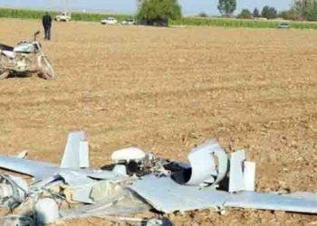 نتنياهو يعرض حطام طائرة مسيرة ويقول إن إيران أرسلتها من سوريا