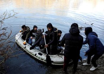 خفر السواحل التركي ينقذ 35 طالب لجوء أجبرتهم اليونان على العودة