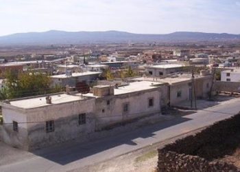 قوات النظام تقصف قريةً في القنيطرة وتمنع أهلها من النزوح