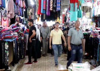 الهلال الأحمر في ريف دمشق يوزع مساعدات المدنيين على عناصر النظام