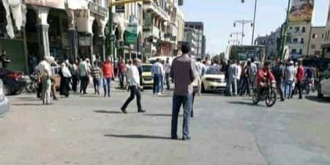 بسبب البنزين.. سائقو سيارات الأجرة يقطعون الشارع الرئيسي في السويداء