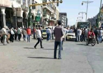 بسبب البنزين.. سائقو سيارات الأجرة يقطعون الشارع الرئيسي في السويداء