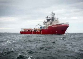 إيطاليا تنزل عشرات المهاجرين من سفينة إنقاذ