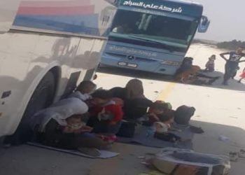 قافلة مهجري القنيطرة عالقة على معبر “أبو الزندين” بريف حلب