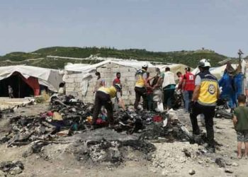 اندلاع حريق في مخيم للنازحين غربي إدلب (صور)