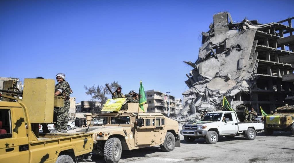 الرقة.. قوات “PYD” تعتقل شابين بسبب دفاعهما عن فتيات تحرش بهنَّ عناصرها