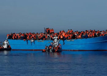 بينهم سوريون.. سفينة ألمانية تنقذ 400 لاجئ في المتوسط