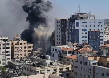 إسرائيل تدمر برجاً وسط غزة.. وكتائب القسام تتوعد بالرد “فيديو”