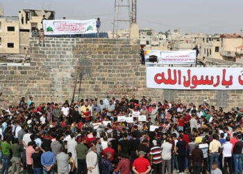 مظاهرة مسائية في درعا تضامناً مع بلدة أم باطنة بريف القنيطرة