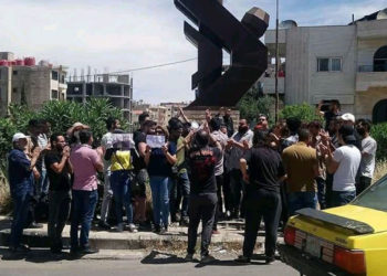 متظاهرون يجوبون شوارع السويداء مطالبين بـ”تحقيق القانون”