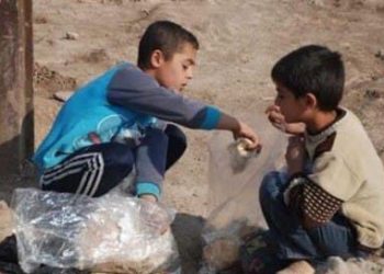 بسبب الوضع المعيشي نازح يتخلى عن أطفاله ويتركهم في دمشق