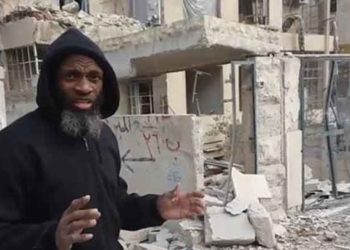 صحفي أمريكي ينتقد سجون “هيئة تحرير الشام” ويكذب “الجولاني”