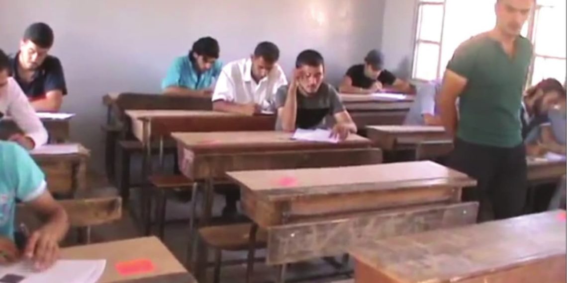 معلمون يتلقون تهديدات من مسؤولين في النظام بسبب رفضهم تسهيل عمليات الغش في الامتحانات