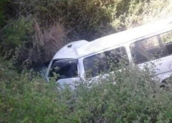 إصابة 17 شخصاً بينهم أطفال ونساء في حادث مروري قرب مدينة جبلة