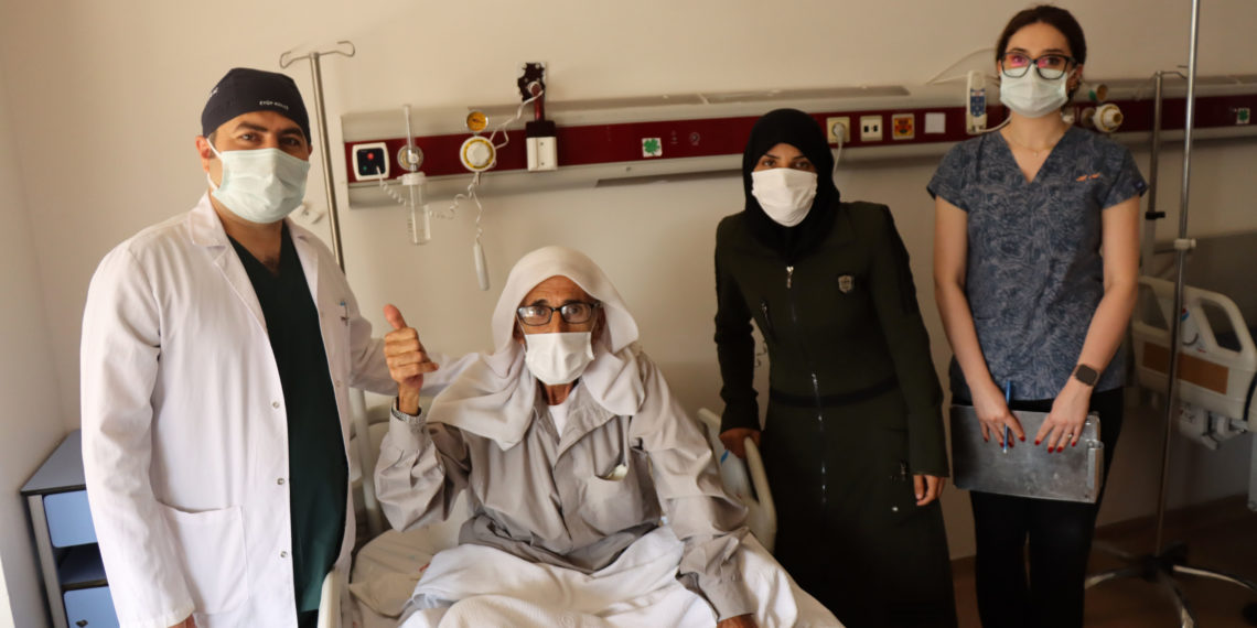 بوزن 4 كغ.. أطباء أتراك يستأصلون ورماً من بطن سبعيني سوري