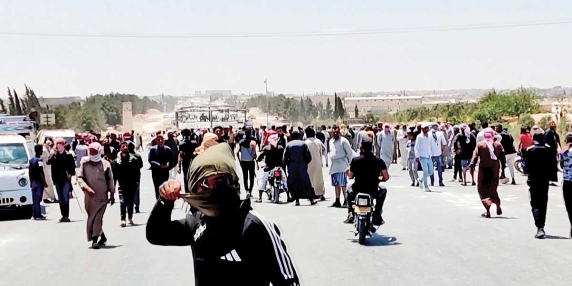 قسد ترضخ لمطالب محتجي منبج وترفع حظر التجوال عنها