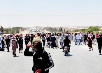 قسد ترضخ لمطالب محتجي منبج وترفع حظر التجوال عنها