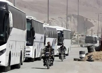 قوات النظام تحتجز 3 حافلات مدنية لأغراض عسكرية في الرقة