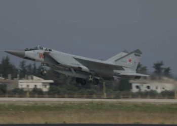 روسيا تجرب مقاتلة قادرة على حمل صواريخ بالستية قبالة السواحل السورية