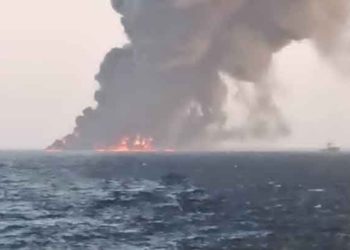 غرق إحدى أكبر السفن الحربية الإيرانية جنوبي البلاد