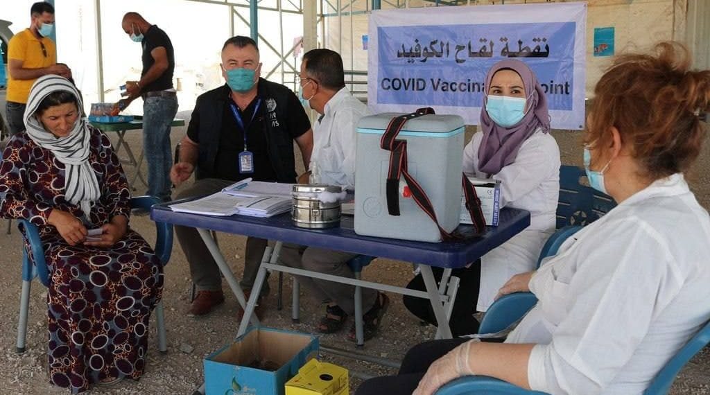 تطعيم 100 شخص بلقاح كورونا في مخيمين بالحسكة