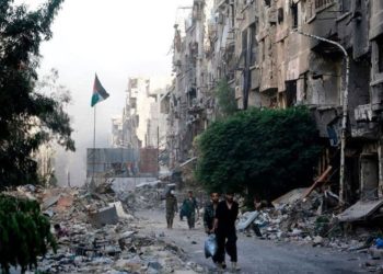 أهالي “مخيم اليرموك” يحتجون لعدم حصولهم على أذونات لترميم منازلهم