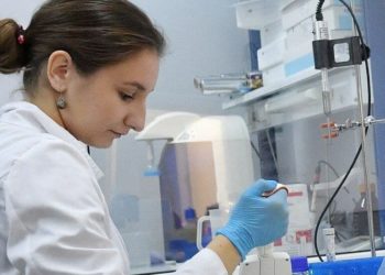 روسيا تبدأ بتطوير عقار ضد كورونا على شكل “علكة”