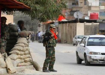 قوات النظام تجدد ابتزازها للأهالي على حواجز دير الزور