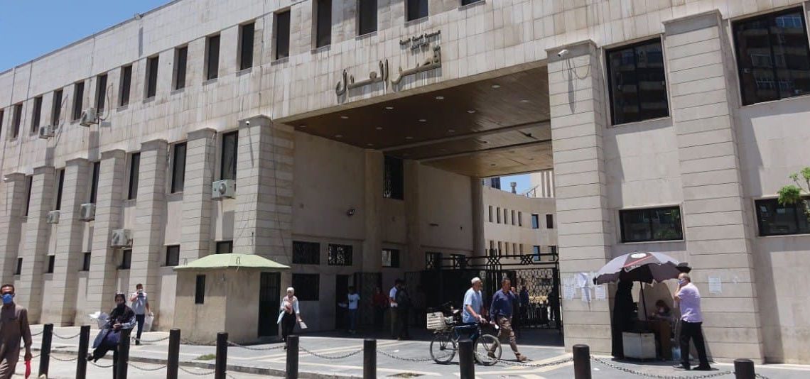 مسؤول في حكومة النظام يؤكد استمرار توقيف المتعاملين بغير الليرة في دمشق