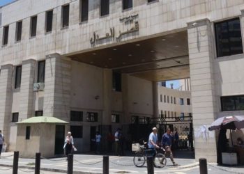 مسؤول في حكومة النظام يؤكد استمرار توقيف المتعاملين بغير الليرة في دمشق