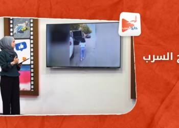 خارج السرب – امرأة مسنة تطرد مراسلة أثناء بث مباشر وفتاة سعودية تتجول بفهد في الشارع