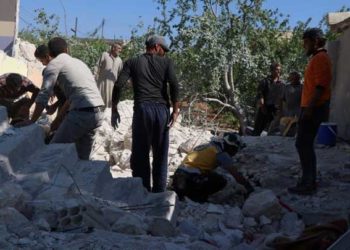 مقتل 8 مدنيين بينهم 3 أطفال وامرأة جراء قصف النظام على إدلب